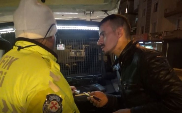 Ehliyetsiz ve alkollü araç kullanırken yakalandı, olayı gülerek anlattı