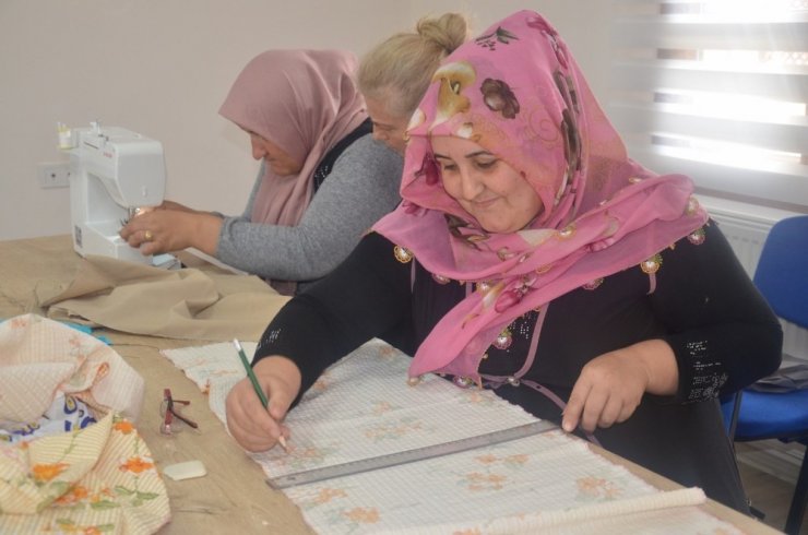 Kurslara katılan binlerce kadın ev ekonomilerine katkı sağladı