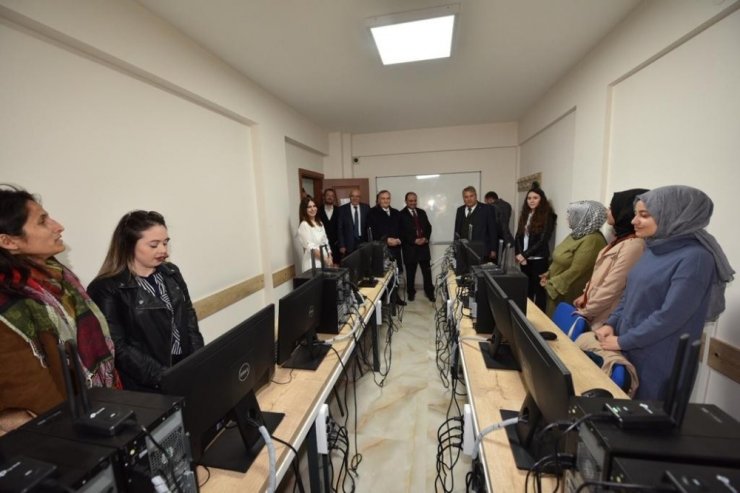 Kurslara katılan binlerce kadın ev ekonomilerine katkı sağladı