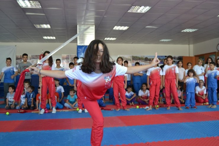 Wushu kung-fu sporcuları müsabakalara hazırlanıyor