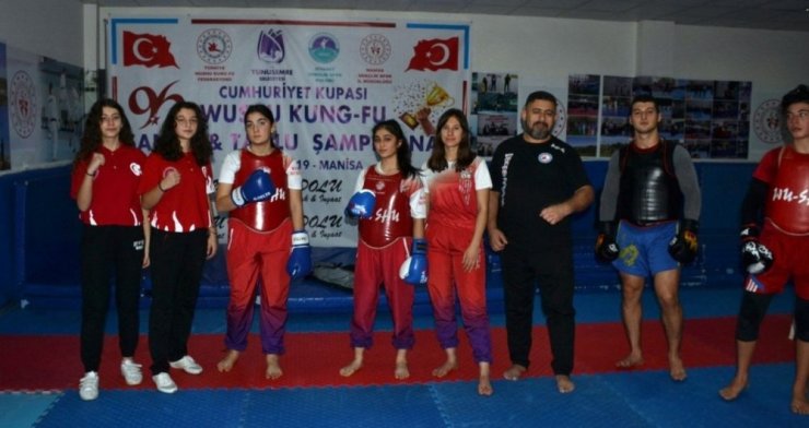 Wushu kung-fu sporcuları müsabakalara hazırlanıyor