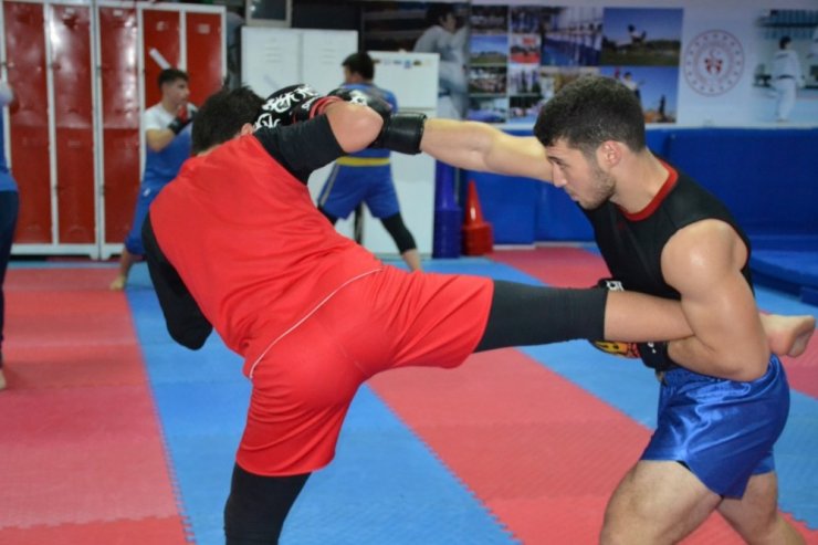 Wushu kung-fu sporcuları müsabakalara hazırlanıyor