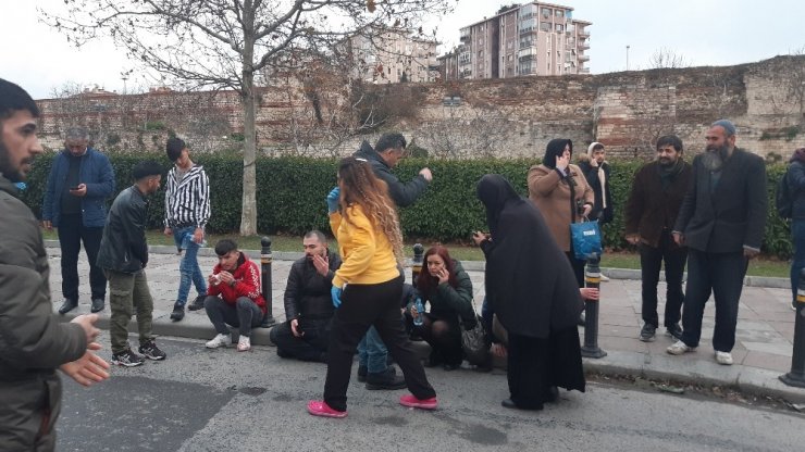 Zeytinburnu’nda durakta otobüs bir başka otobüse çarptı: 15 yaralı