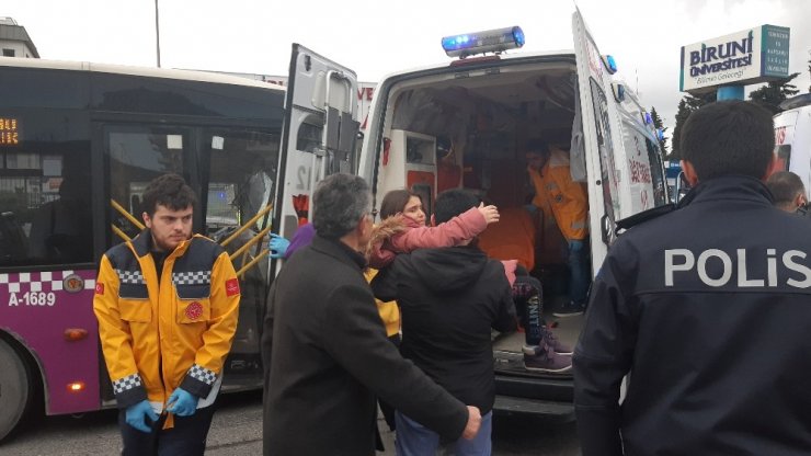 Zeytinburnu’nda durakta otobüs bir başka otobüse çarptı: 15 yaralı