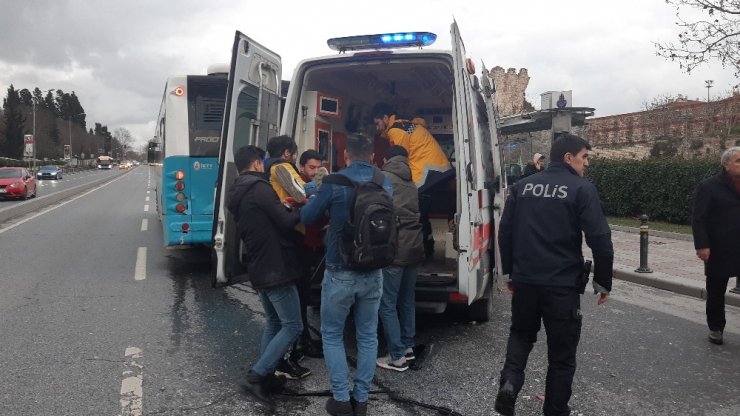 Zeytinburnu’nda durakta otobüs bir başka otobüse çarptı: 15 yaralı