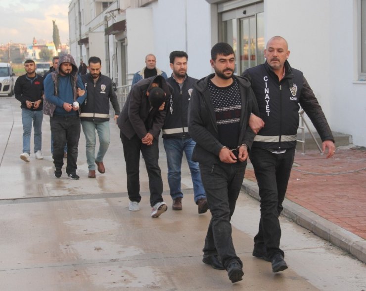 Polise ateş eden sokak çetelerine darbe