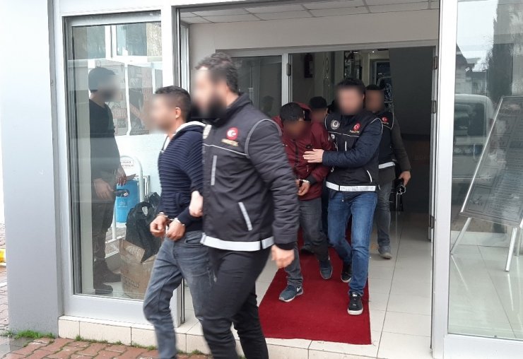 Uyuşturucu satıcıları adliyeye sevk edildi