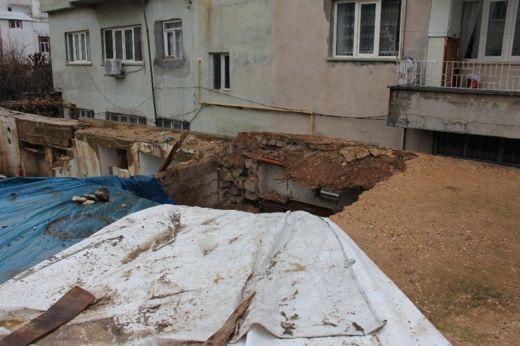 Adıyaman’da toprak ev yağmurdan çöktü