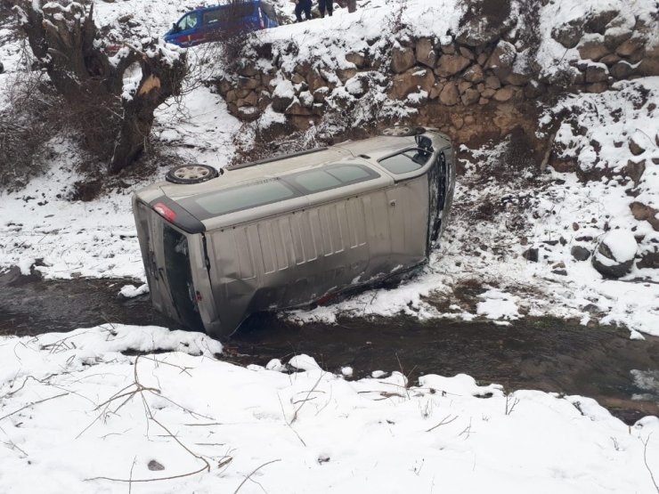 Şuhut’ta minibüs dereye uçtu, 3 yaralı