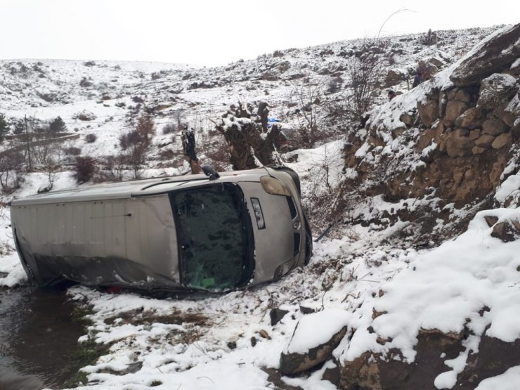 Şuhut’ta minibüs dereye uçtu, 3 yaralı