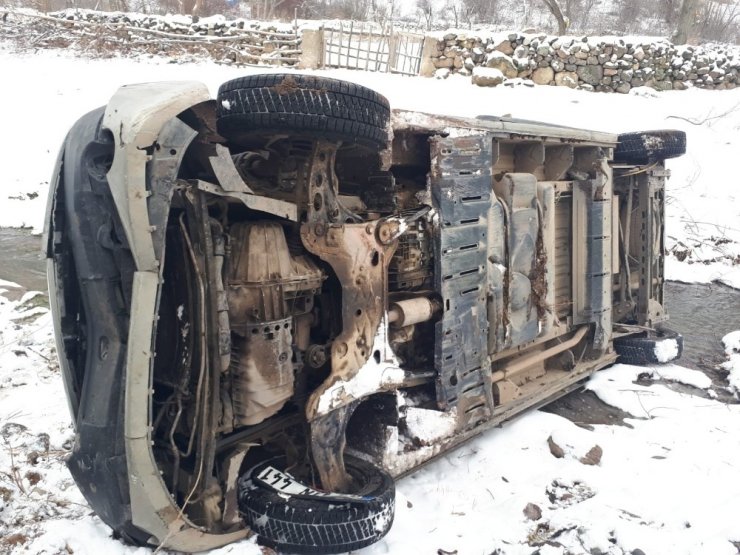 Şuhut’ta minibüs dereye uçtu, 3 yaralı