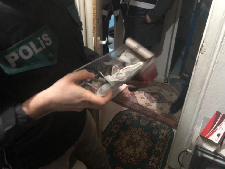 Ankara’da yabancı uyruklu uyuşturucu satıcılarına şafak operasyonu: 10 gözaltı