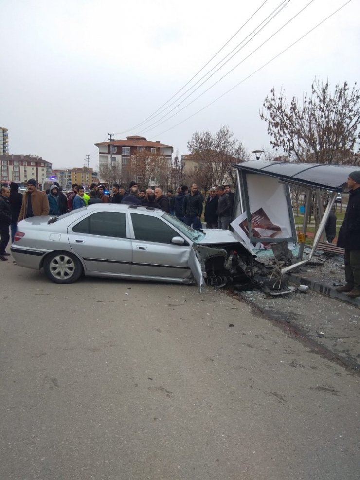 Başkent’te otomobil otobüs durağına çarptı: 2 yaralı