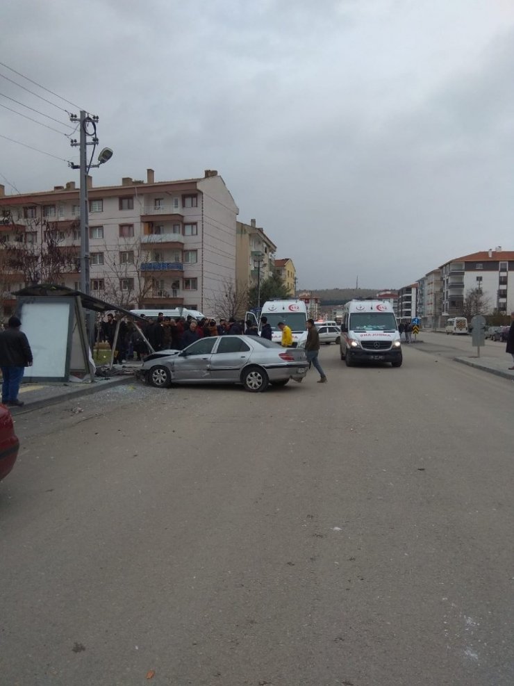 Başkent’te otomobil otobüs durağına çarptı: 2 yaralı