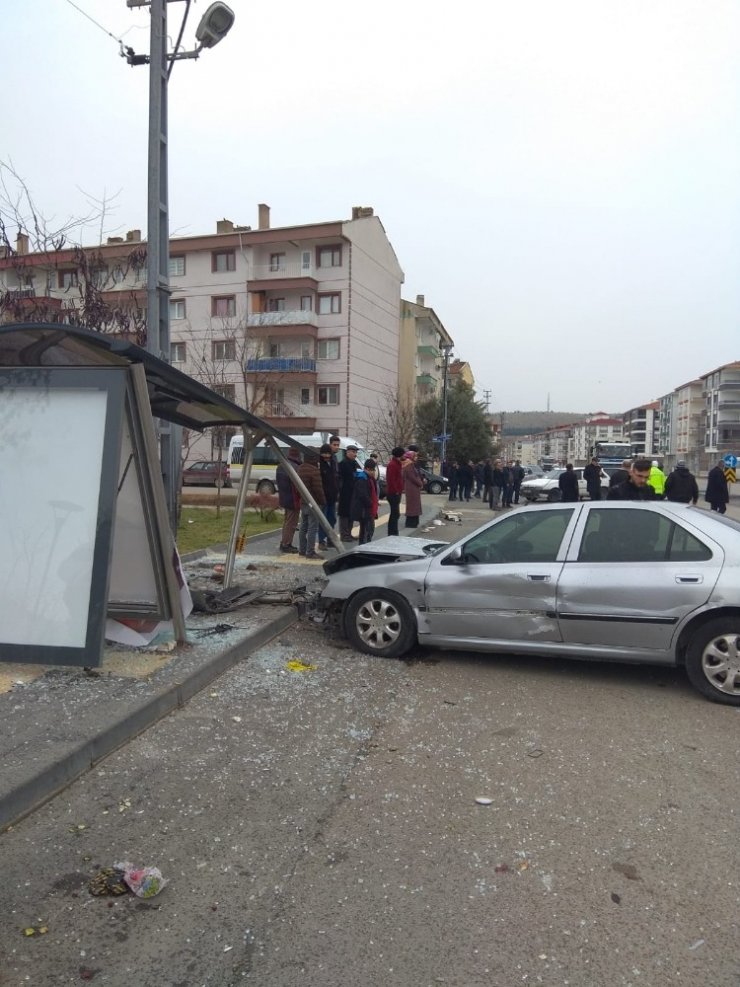 Başkent’te otomobil otobüs durağına çarptı: 2 yaralı