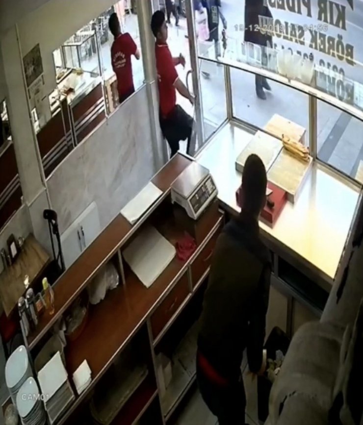 İstanbul’da camlı kapının tuzla buz olduğu görünmez kaza kamerada