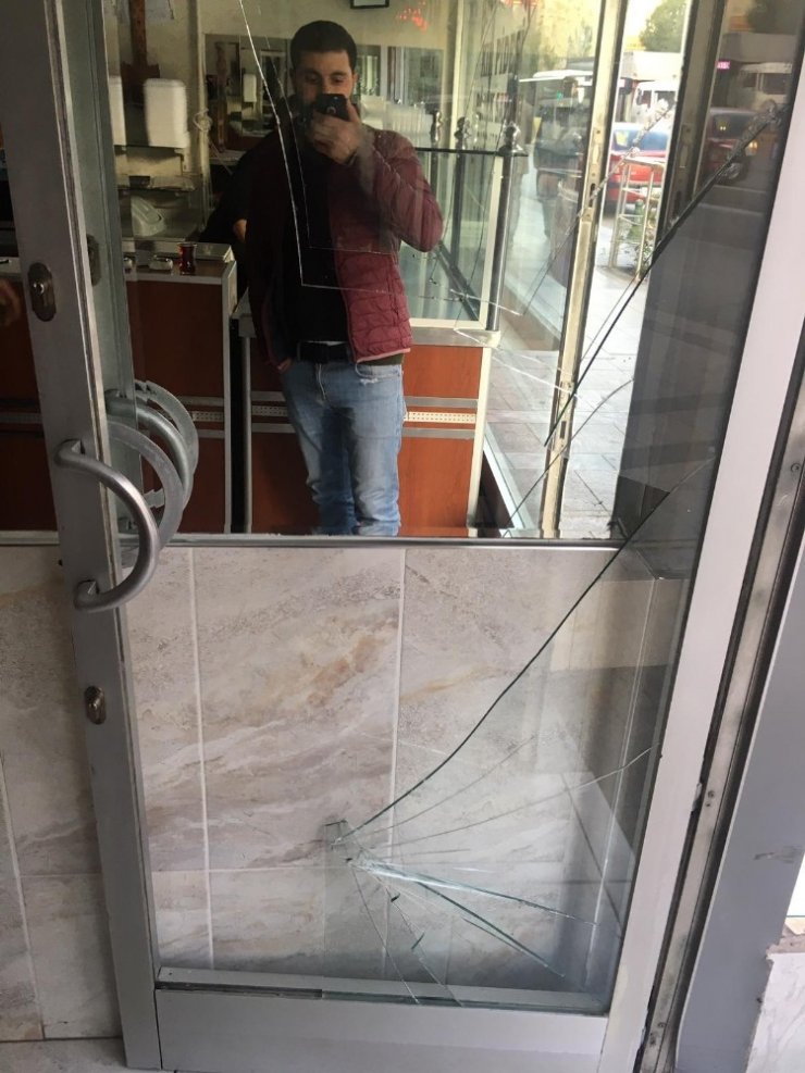 İstanbul’da camlı kapının tuzla buz olduğu görünmez kaza kamerada