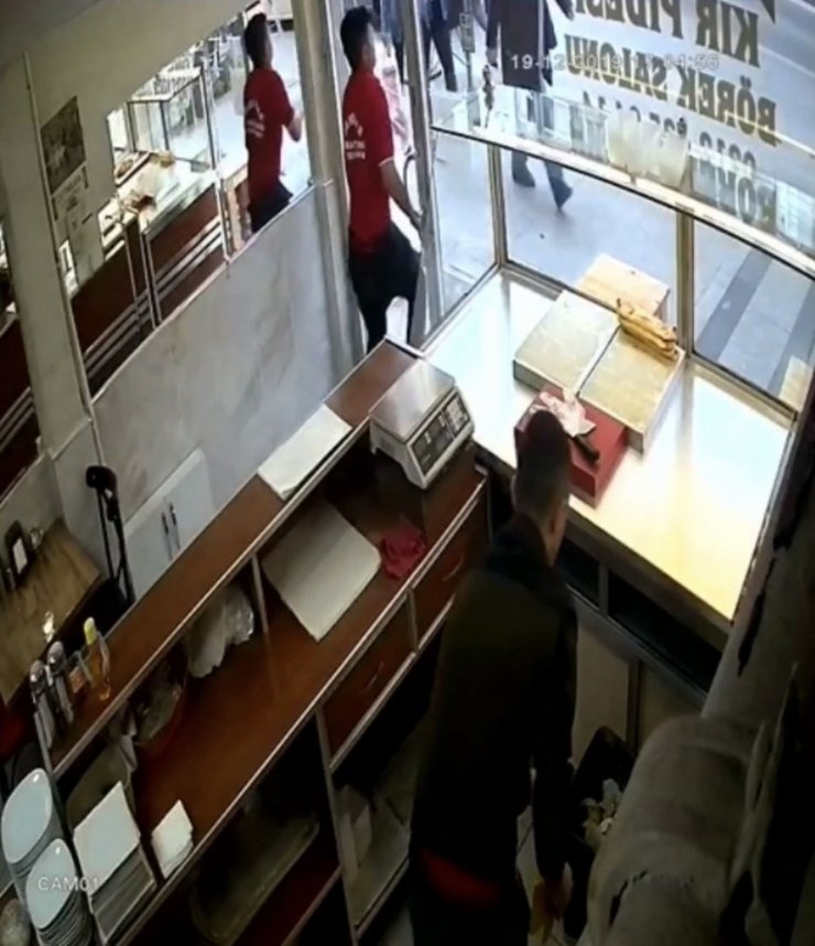 İstanbul’da camlı kapının tuzla buz olduğu görünmez kaza kamerada