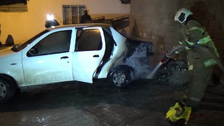 Edremit’te gelişigüzel dökülen küller aracı yaktı