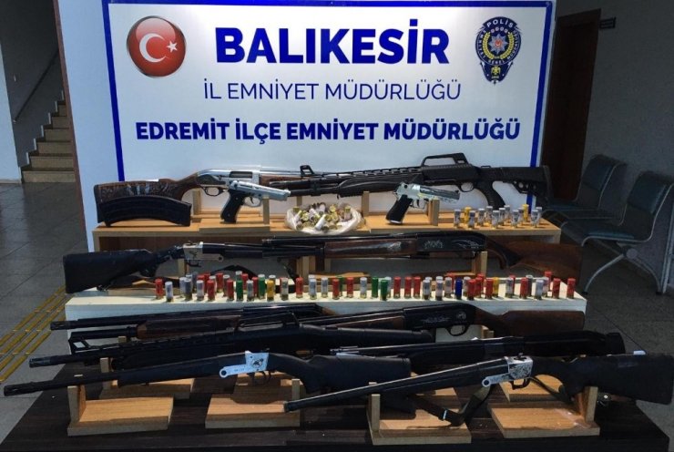 Edremit’te polis operasyonla aranan 4 kişiyi yakaladı