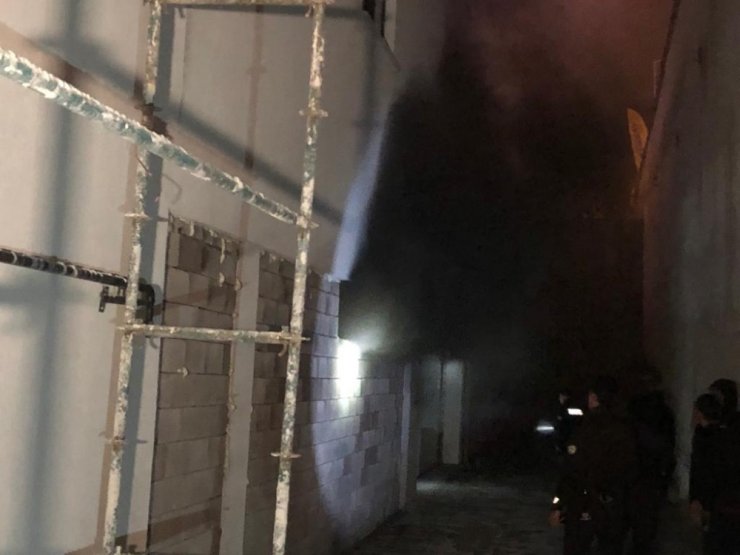 Başkent’te 18 katlı apartmanın kapalı otoparkında 2 araç yandı