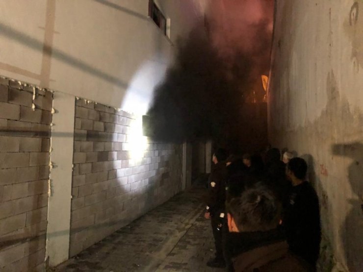 Başkent’te 18 katlı apartmanın kapalı otoparkında 2 araç yandı