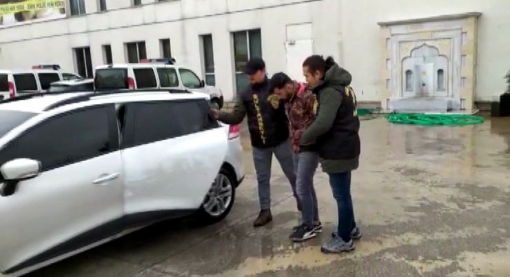 Kadını yerde sürükleyip telefonunu çalan kapkaççının kaçma anı kamerada