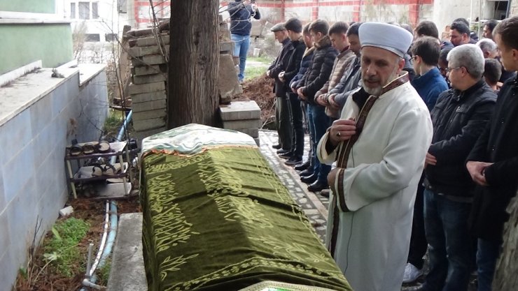 107 yaşında hayatını kaybeden Şükriye Nine toprağa verildi