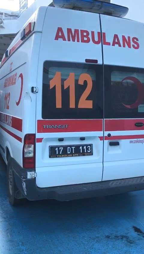 İçinde ambulans olan feribot fırtına sebebiyle geri döndü