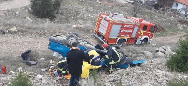 Devrilen otomobile halat bağlayıp yaralıları kurtardılar
