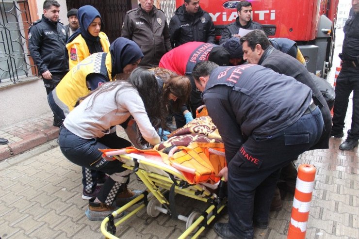 Komşuları aradı, itfaiye pencereden girip yaşlı hastayı kurtardı
