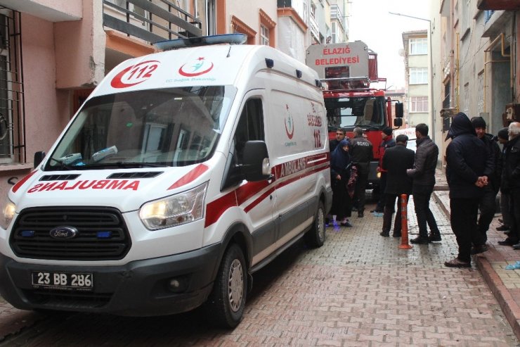 Komşuları aradı, itfaiye pencereden girip yaşlı hastayı kurtardı
