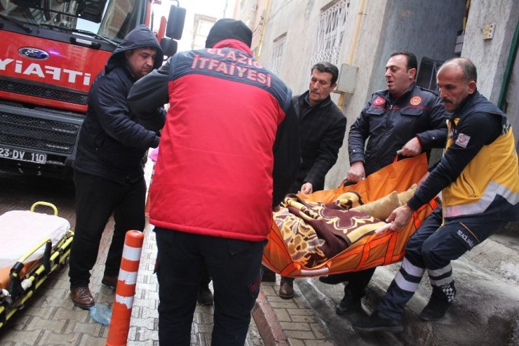 Komşuları aradı, itfaiye pencereden girip yaşlı hastayı kurtardı