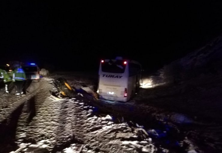 Kar temizliği yapan greydere çarpan otobüs yoldan çıktı: 17 yaralı