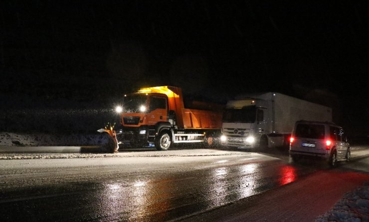 Kar temizliği yapan greydere çarpan otobüs yoldan çıktı: 17 yaralı