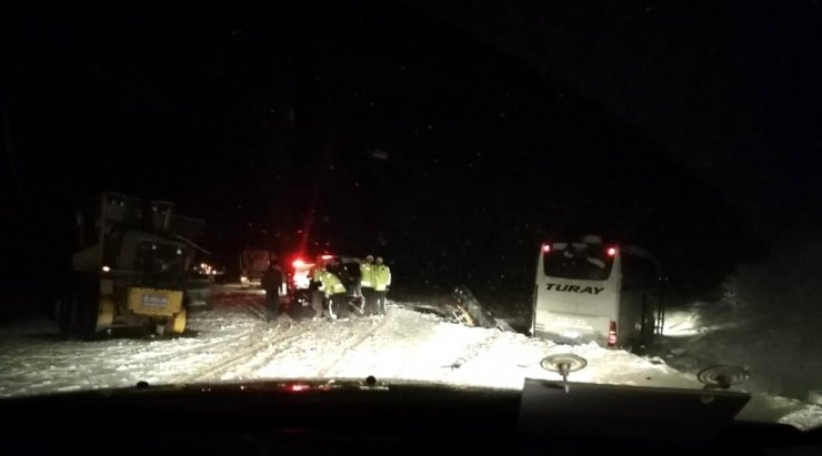 Kar temizliği yapan greydere çarpan otobüs yoldan çıktı: 17 yaralı