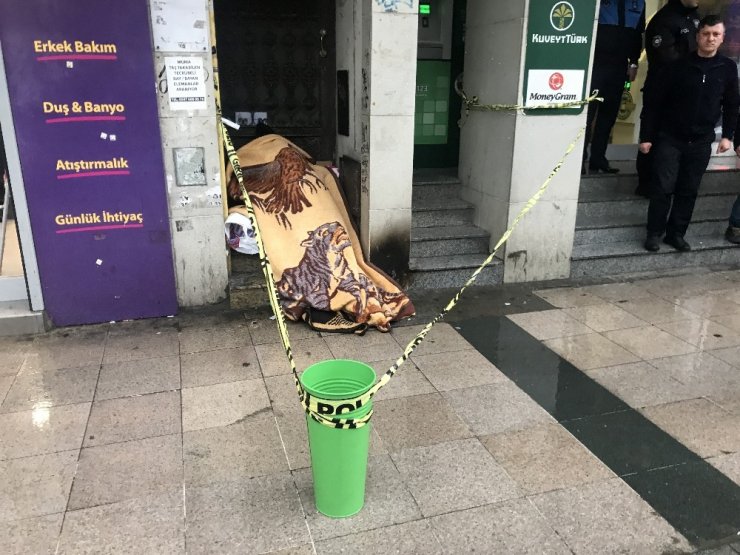 Fatih’te bir kişi kaldırımda donarak öldü