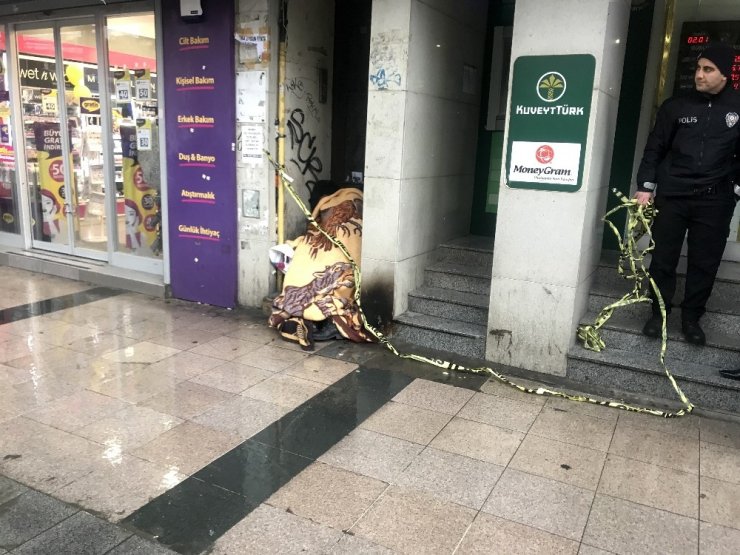 Fatih’te bir kişi kaldırımda donarak öldü
