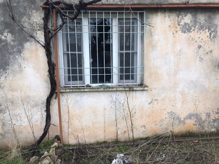 Arazisini devretmek istedi, evi saldırıya uğrayınca şikayette bulundu