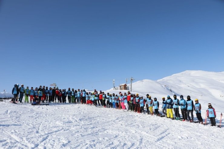 Hakkari’de ‘Kayak İl Birinciliği Yarışması’ düzenlendi