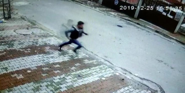 Kadını yerde sürükleyip telefonunu çalan kapkaççının kaçma anı kamerada