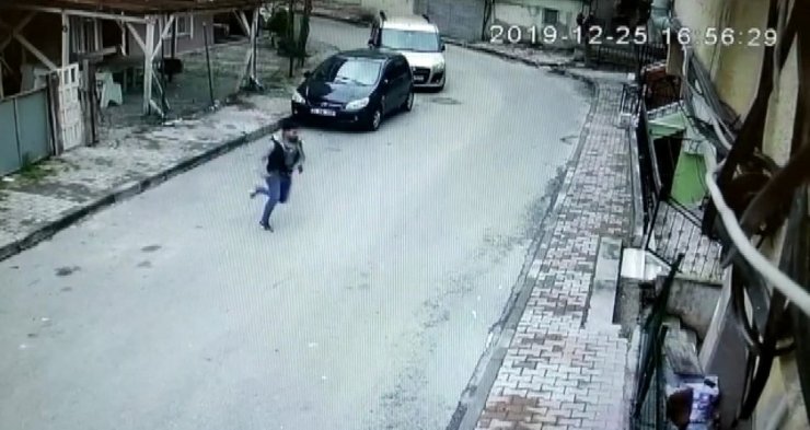 Kadını yerde sürükleyip telefonunu çalan kapkaççının kaçma anı kamerada