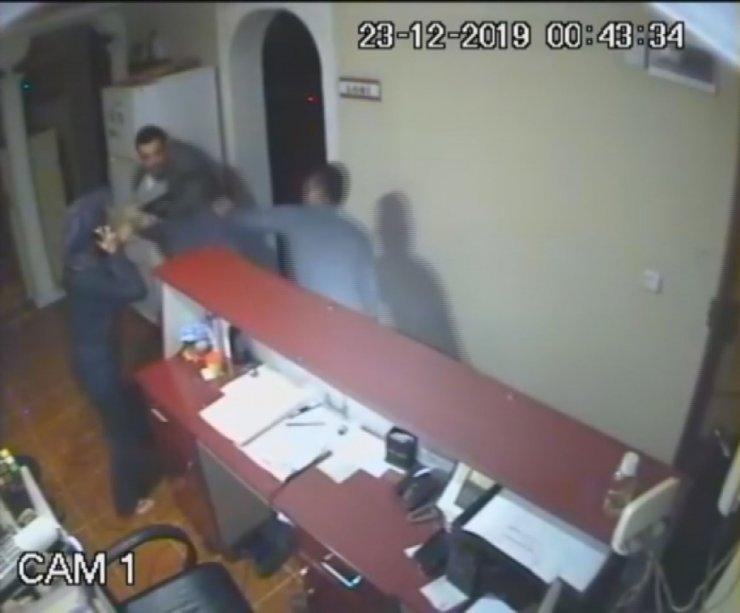 Otel işletmecisi ile eşi darp edildi, olay kameraya yansıdı