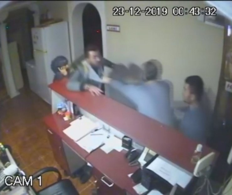 Otel işletmecisi ile eşi darp edildi, olay kameraya yansıdı