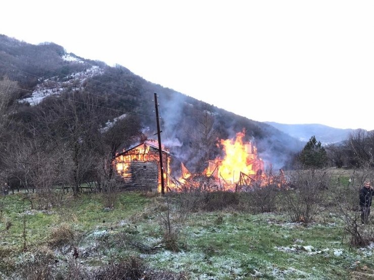 Kastamonu’da yaşlı adam, çıkan yangında hayatını kaybetti
