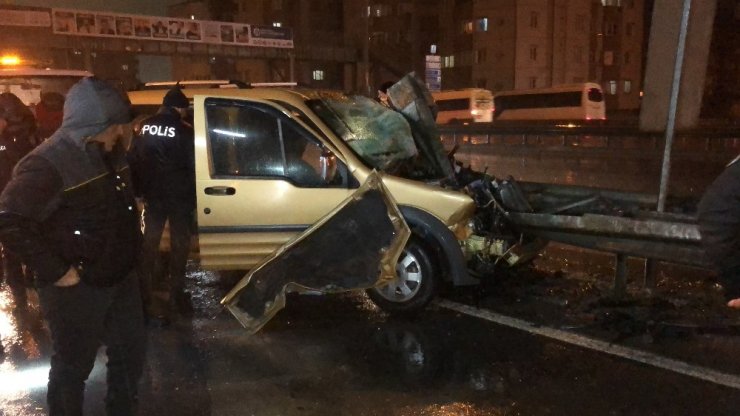 Hafif ticari araç bariyerlere ok gibi saplandı: 1 ağır yaralı