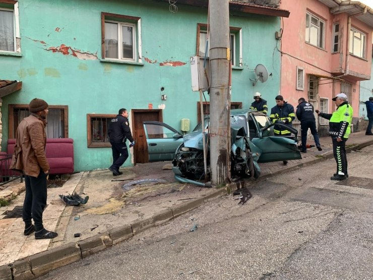 Kontrolden çıkan otomobil beton direğe çarptı