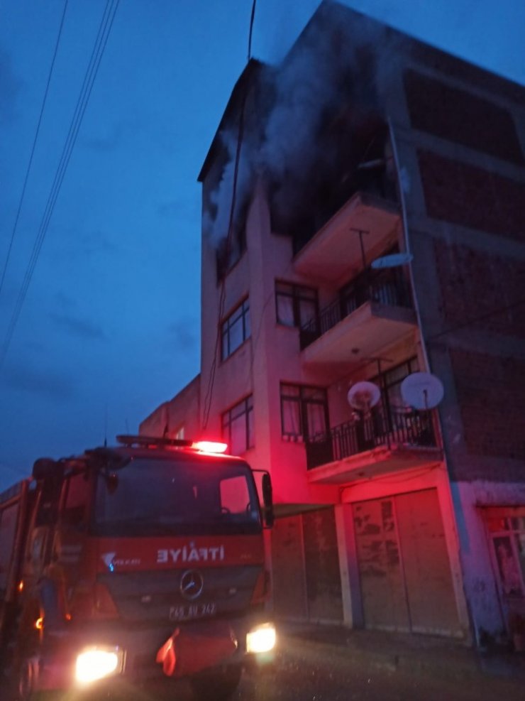 Dört katlı binada çıkan yangın korkuttu