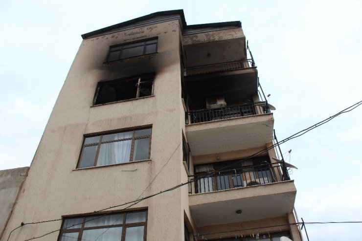 Dört katlı binada çıkan yangın korkuttu