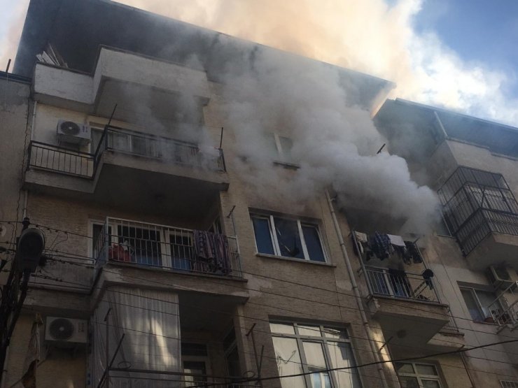 Apartman dairesinde çıkan yangın korkuttu